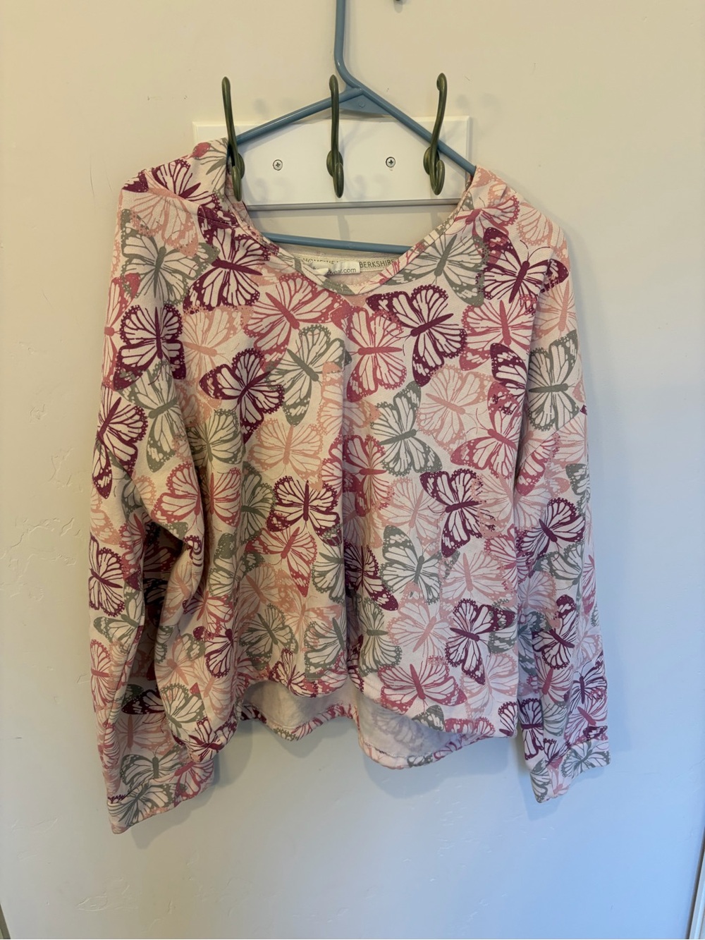 Butterfly Print V-Neck Pullover Sweatshirt in Pink and Gray